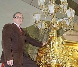 La Sentencia aligera su trono y lo adorna con gotas de cristal
