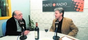Le tira lo de Jumilla, al jodío. El vino y el maestro Julián Santos, «un orgullo y un privilegio -dice- para esta Región». ::                             ISRAEL SÁNCHEZ / AGM