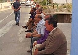 Vecinos de Albudeite, ayer, en una calle de la localidad. ::                             J. G. B.