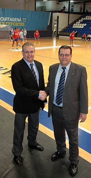 Los presidentes José Antonio Bolarín (ElPozo) y Antonio Mínguez (Reale) se dan la mano en el Pabellón Central, ayer. ::                             PABLO SÁNCHEZ