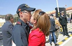 Un cabo del 'Mistral' se despide de su novia en el muelle de la Base de Submarinos. ::                             J. M. RODRÍGUEZ / AGM