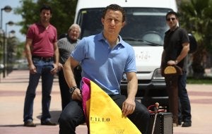 De viaje. Rafaelillo, momentos antes de montar en su furgoneta. Lo arropan su padre Rafael (en el centro tras el diestro); su hermano y mozo de espadas, Ramón Rubio (a la derecha), y su banderillero de confianza,José Mora. ::
NACHO GARCÍA/AGM