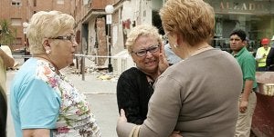 Una vecina del edificio Princesa, cuya demolición está próxima, era consolada ayer por dos amigas ::                             S. M. LARIO