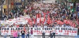 Los manifestantes atraviesan la Gran Vía antes de llegar al Puente de los Peligros, ayer. ::                             NACHO GARCÍA / AGM