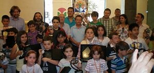 Los jóvenes premiados junto a las autoridades, patrocinadores y promotores. ::                             LA VERDAD