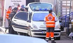 Agentes de la Policía Nacional junto a los inmigrantes, en el puesto de la Cruz Roja. ::                             J. C. CAMPOY / AGM