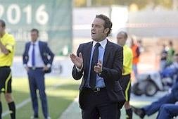 José Bordalás en un partido con el Elche. ::                             LA VERDAD