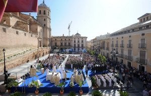 A pleno sol. Aspecto que presentaba ayer la Plaza de España al comienzo de la Eucaristía del Corpus, oficiada por el obispo de la Diócesis de Cartagena. ::                             PACO ALONSO / AGM