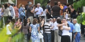 Familiares y amigos de la joven en el tanatorio de Jesús, donde se llevó a cabo el funeral. ::                             N. GARCÍA / AGM