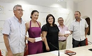 La edil de Cultura recibe los talones con la donación.                             :: S M LARIO / AGM