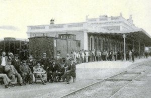 Pose. Alfonso XIII, junto al Príncipe de Asturias, posa en la Estación de El Carmen durante su vista a Murcia en 1903.