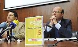 Daniel Jiménez y Juan Hernández, ayer, en la presentación del barómetro. ::                             N. GARCÍA / AGM