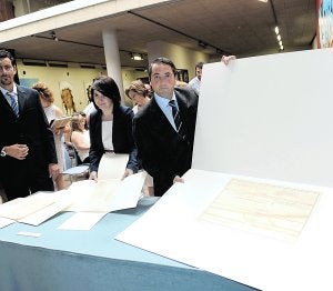 Rafael Gómez, concejal de Murcia, junto a los documentos.                            ::                             N. GARCÍA