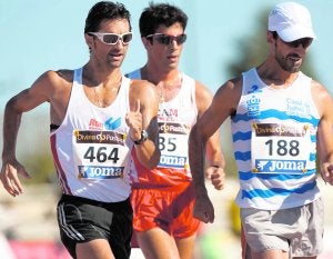 Paquillo, ayer, con Miguel Ángel López, en el centro, y Jesús Ángel García Bragado, a la derecha. ::                             EFE