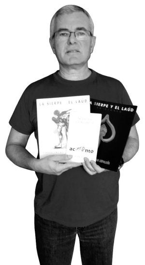 Ángel Almela, con los últimos ejemplares de la revista y de la colección 'Acanto'. ::
M.H.