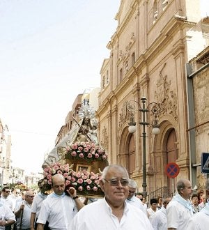 La Patrona pasa ante la iglesia de El Carmen en su camino hacia la capilla de las Siervas. ::                             SONIA M. LARIO / AGM