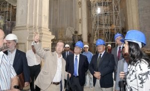 El director general adjunto de Cajamurcia, Federico Ros, y el vicepresidente, Manuel Jódar, atienden las explicaciones del técnico Juan de Dios, durante la visita a La Colegiata.. ::
JUANCHI LÓPEZ