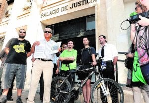 Pedro Luengo, Ginés Martínez, Ángeles Moreno, Pedro Fernández, Manuel Martínez y Paco Consuelo, ayer, en la puerta del Palacio de Justicia, con el contencioso-administrativo contra el Ayuntamiento. ::                             V.VICENS/AGM