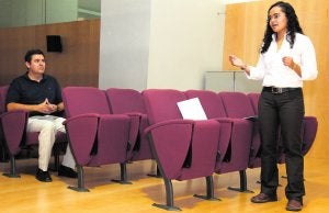 Diana Marcela Ovalle, durante la lectura de su tesis. ::
UPCT
