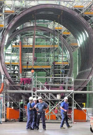 Cuatro obreros de Navantia, frente a una de las secciones del Submarino S-80. ::                             J. M. RODRÍGUEZ/ AGM