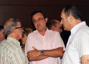 César Lasso (c), asesor jurídico del Colegio, charla con el exsecretario, Juan Antonio Alcázar (d), y otro colegiado durante una asamblea. ::
I. S.