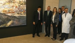 Pérez Casanova junto a su mural, las autoridades y la Princesa de Asturias en la inauguración del Hospital Santa Lucía. ::
J.M. RODRÍGUEZ