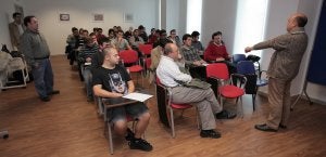 Medio centenar de candidatos atiende a las explicaciones de uno de los profesores que dirigen el programa. ::
LAVERDAD