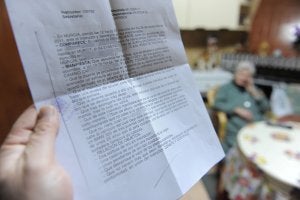 Encarna sostiene la denuncia que presentó. Al fondo su madre, víctima de este robo. ::                             GUILLERMO CARRIÓN