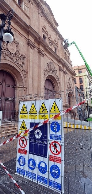 Todo el perímetro de la fachada ha quedado cerrado. ::                             P. A. / AGM