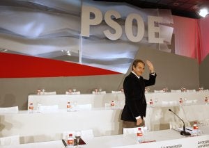 José Luis Rodríguez Zapatero agradece la ovación de los delegados a su llegada, ayer, al 38 Congreso del PSOE que se celebra en Sevilla.
:: MARCELO DEL POZO / REUTERS