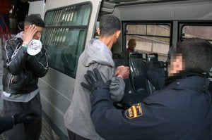 Un detenido es subido a un furgón policial. ::
NURIA REINA