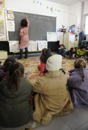 Los alumnos de tercer curso de Infantil, de 5 años, atentos a la pizarra. ::                             NACHO GARCÍA / AGM