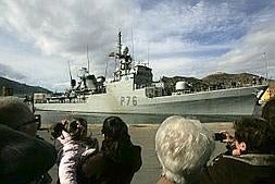 La fragata Infanta Elena, a su salida ayer de puerto con rumbo a las costas del cuerno de África. ::                             J. M. RODRÍGUEZ / AGM