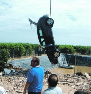 El coche de Juana León, tras ser recuperado de la balsa. ::
LV