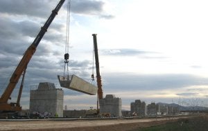 Las grúas arman el viaducto del AVE a Murcia a su paso por Crevillente. Tiene una longitud de 1.825 metros. ::                             ADIF