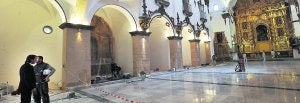 Últimos trabajos de limpieza y acristalamiento en la iglesia de San Francisco antes de su apertura el domingo ::                             PACO ALONSO / AGM