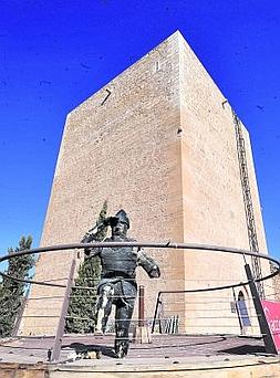 Estado que presenta en al actualidad la torre del Espolón. ::                             PACO ALONSO / AGM