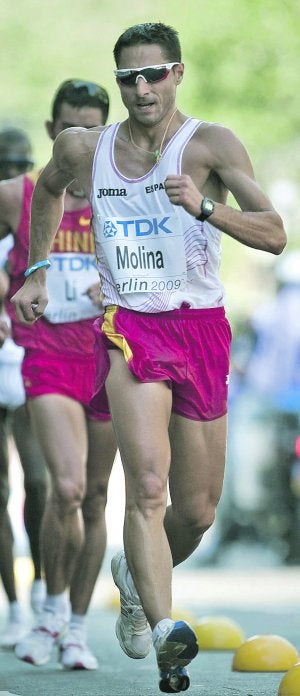 Juanma Molina durante la prueba de 20 kilómetros marcha  del Mundial de Atletismo de Berlín 2009. ::                             EMILIO NARANJO/ EFE