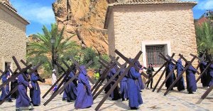 Decenas de penitentes con cruces al hombro el pasado Viernes Santo desfilando ante las capillas del Monte de El Calvario. ::                             PACO ALONSO / AGM