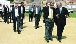 El alcalde Jiménez y el consejero Cerdá encabezan la comitiva oficial durante la visita al lugar de las obras. Foto:Isabel Mateo