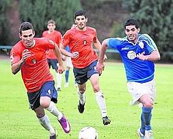 Fran del Águilas corre junto a un jugador del Maracena. Foto: Ideal