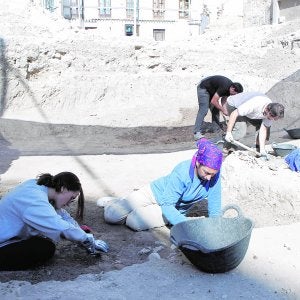 Los arqueólgos, ayer, en el delicado trabajo de ir descubriendo los restos. ::                             SONIA M. LARIO / AGM