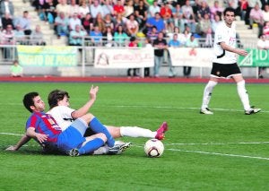 Una jugada del partido de ayer del Yeclano en Mieres contra el Caudal. ::
EL COMERCIO