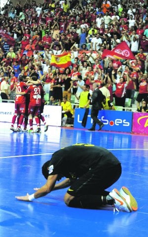 ElPozo celebra un gol, ayer. ::                             GUILLERMO CARRIÓN / AGM
