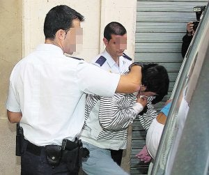 Policías nacionales conducen a un detenido en la última gran operación policial contra el clan de Los Pijetes . ::
VICENTE VICÉNS/ AGM