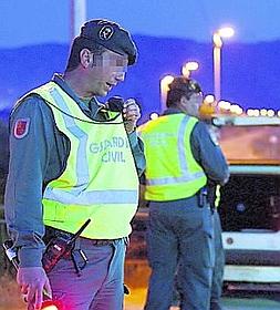 Dos agentes que participaron en el dispositivo de control. Foto: G. C.