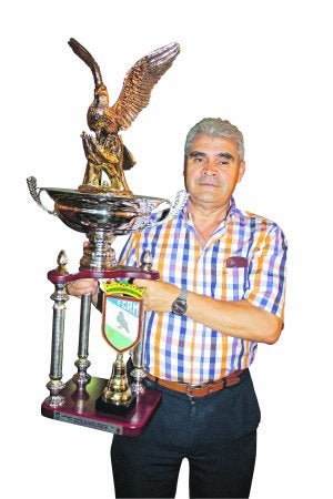 Juan José Casanova, con uno de sus trofeos. ::
ISMAEL MATEO