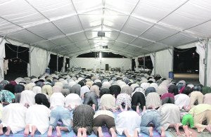 Oración en la carpa del centro islámico, en la diputación DE Río. ::                             SONIA M. LARIO / AGM