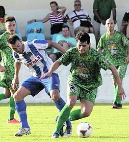 Xavi conduce el balón presionado por Juande. Foto: S. M. Lario/AGM