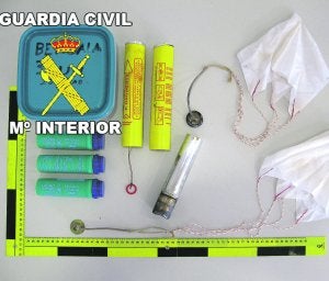 Las bengalas con paracaídas recogidas en la Academia.  Foto: G. Civil